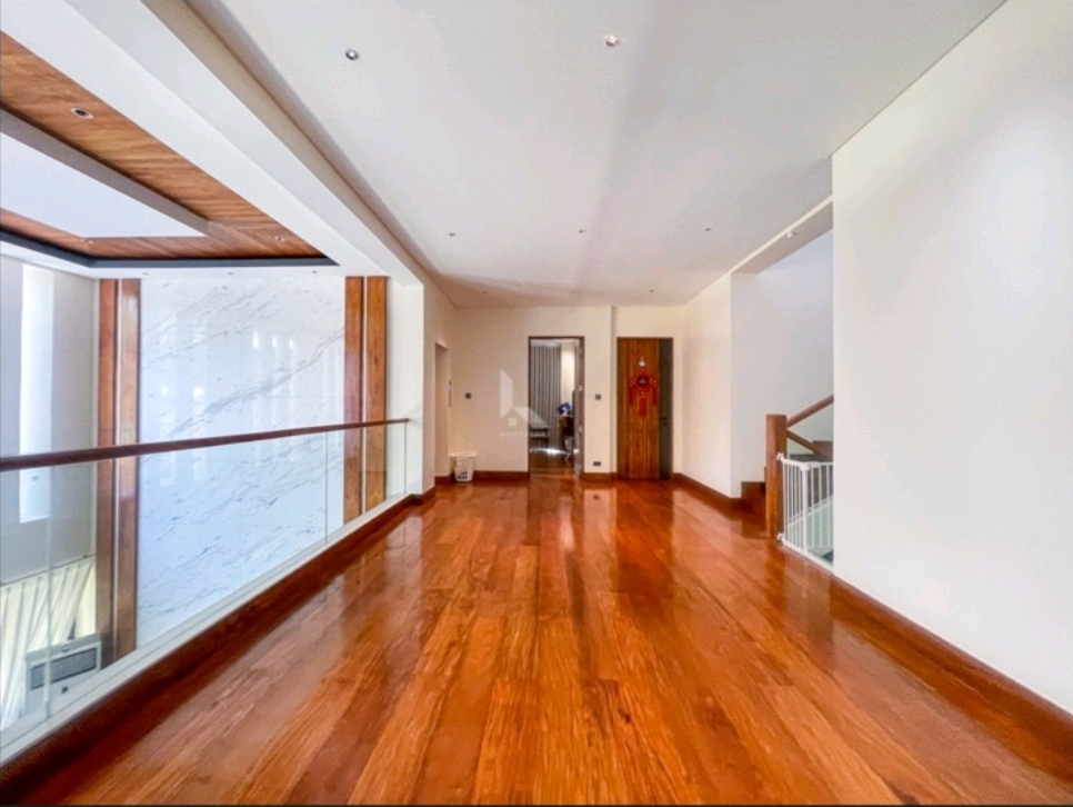 Upper hall in high-quality wood flooring overlooking the marble atrium