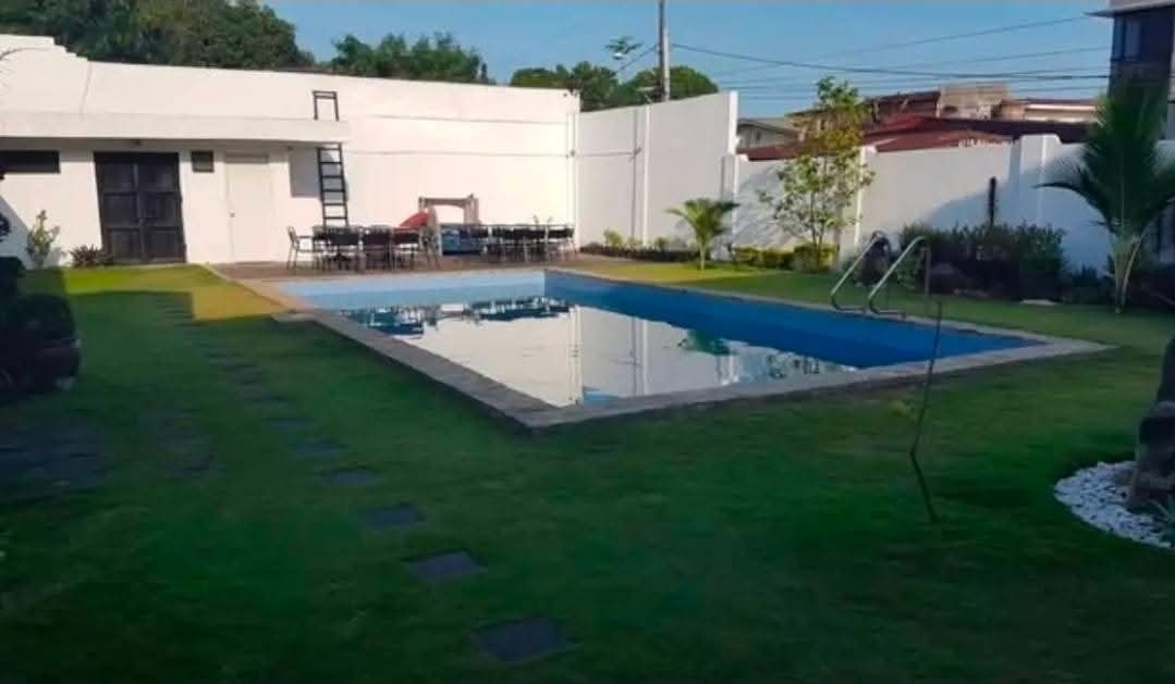 Swimming pool and landscaped garden of the BF Northwest prime bungalow in Parañaque