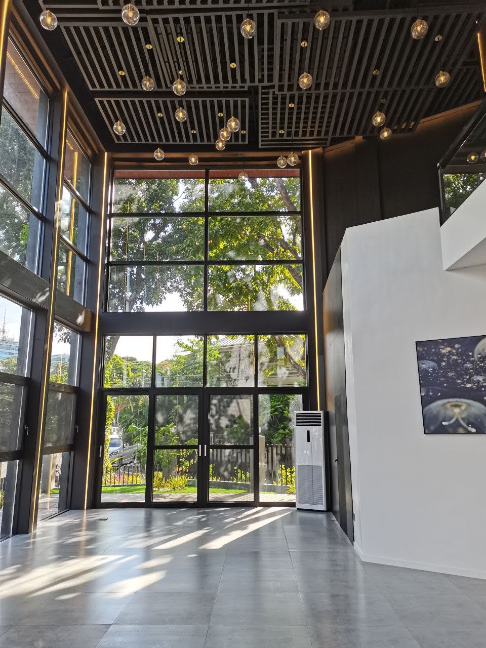 Living hall with a 7.6-metre ceiling and full-height glazing