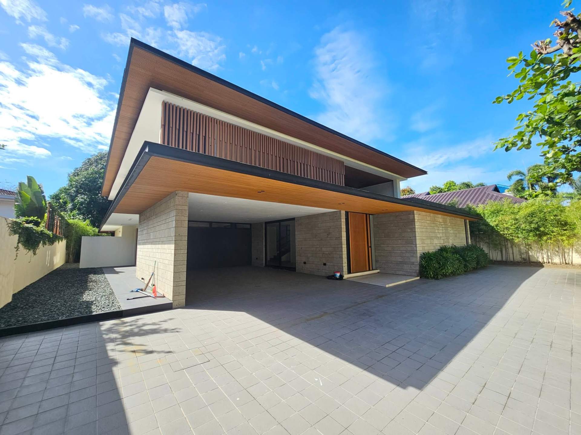 Modern tropical facade of the Ayala Alabang residence
